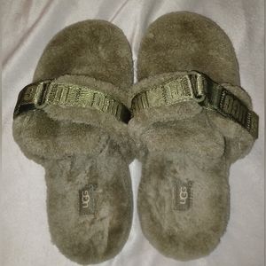 UGG Fluff It Slippers Size 9